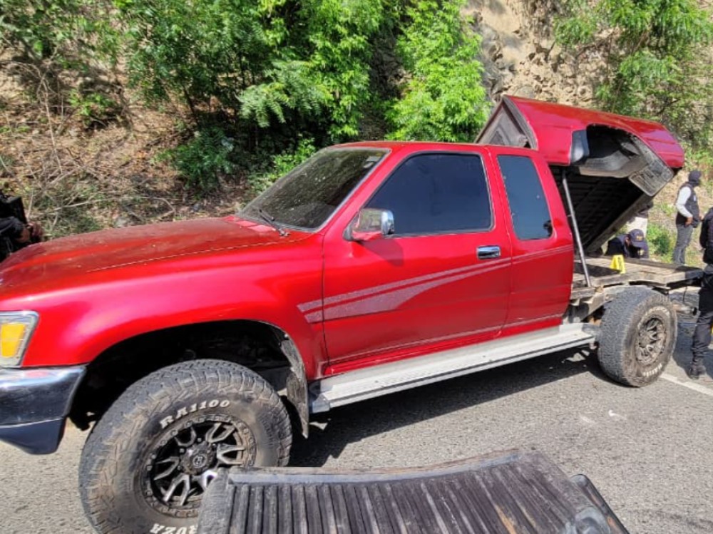PNC localiza paquetes con posible cocaína ocultos en un vehículo durante operativo en Zacapa