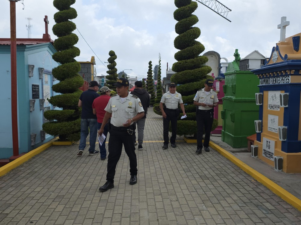 PNC realiza recorridos de seguridad en cementerios 