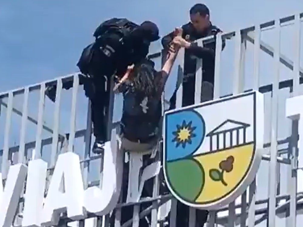 PNC salva a joven que intentaba quitarse la vida desde una pasarela en Santa Rosa