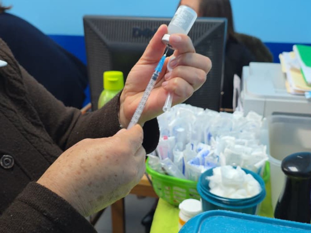 Población sigue administrándose la vacuna contra la influenza