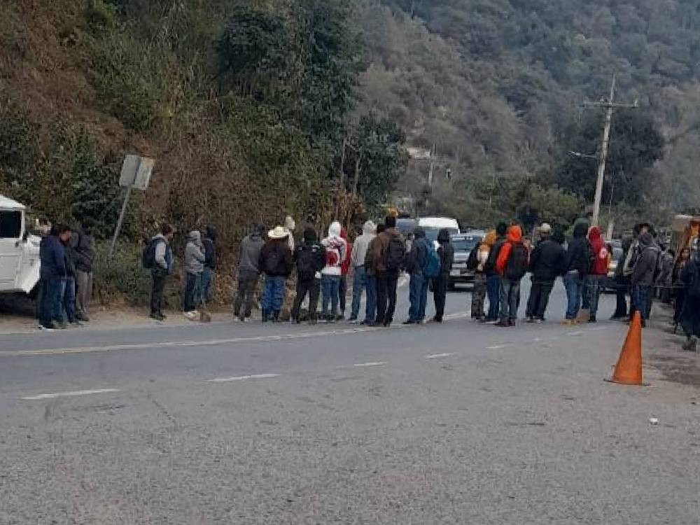 Pobladores bloquean carretera exigiendo finalización de obras inconclusas