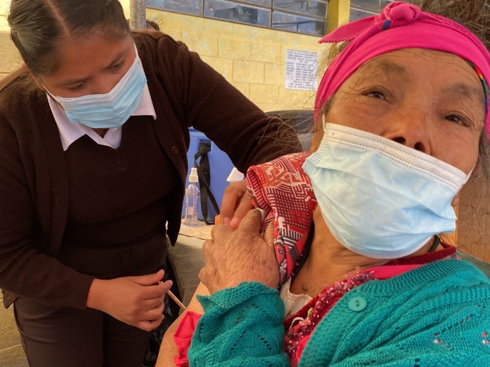 Pobladores de Las Majadas se vacunan, aunque muchos aseguran que no creen en el Covid-19 