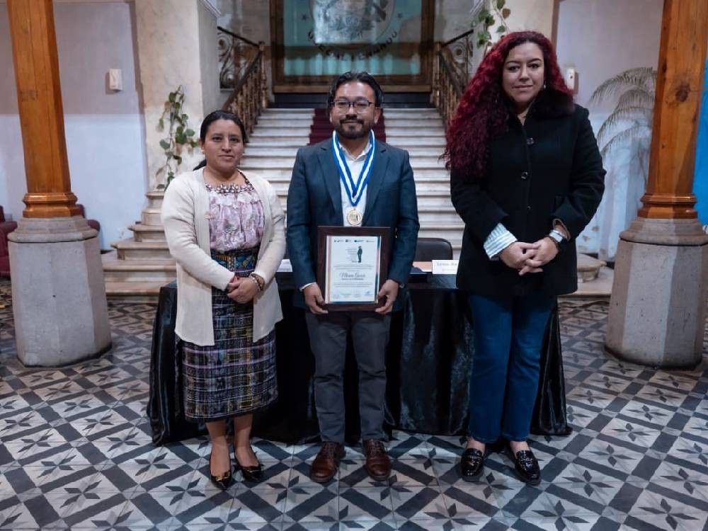 Poeta quetzalteco Marvin García Citalán recibe reconocimiento iberoamericano 