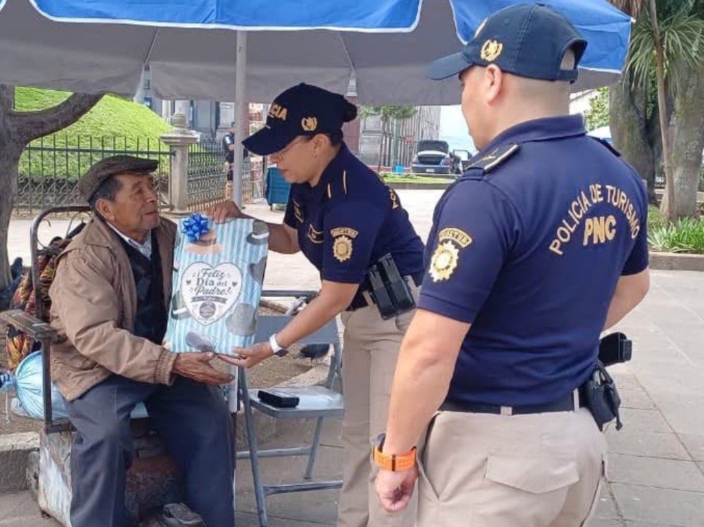 Policías de DISETUR conmemoran el Día del Padre con actividad solidaria en Quetzaltenango