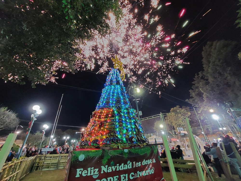 Por sexto año, inauguran árbol navideño elaborado con material reciclado 