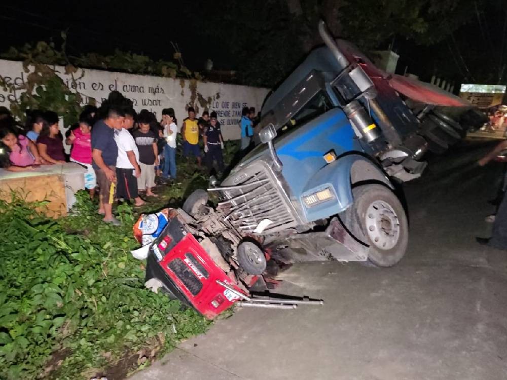 POR SI NO LO VIO | Seis fallecidos y un herido dejó accidente entre un tráiler y un mototaxi en la ruta CA-2
