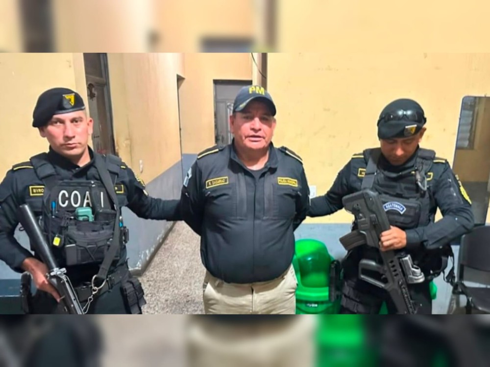 Portaba arma sin documentación: Policía Municipal de Pajapita es detenido durante operativo policial