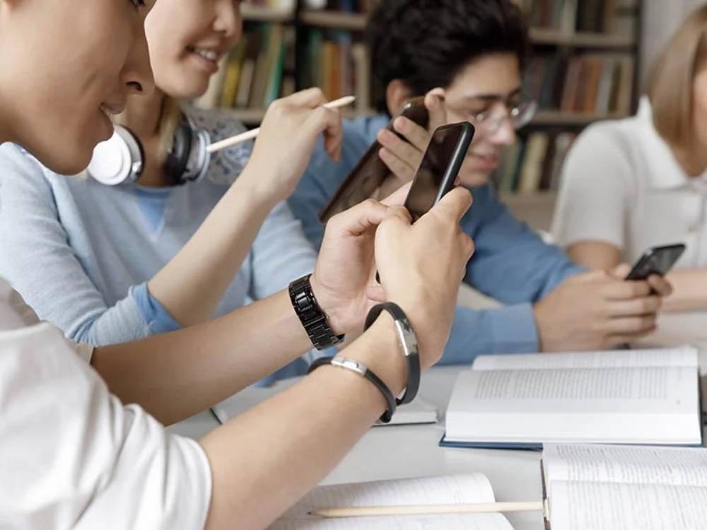 Portugal prohíbe uso de celulares en establecimientos educativos el próximo ciclo escolar