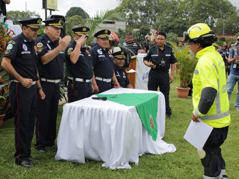 Presentan a grupo élite de bomberos que estará en apresto ante desastres
