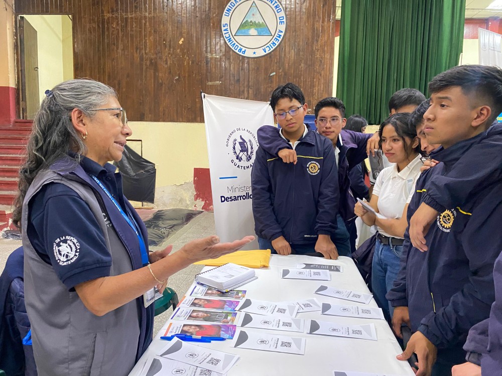 Presentan becas y carreras universitarias y orientación vocacional a más de 2 mil estudiantes 