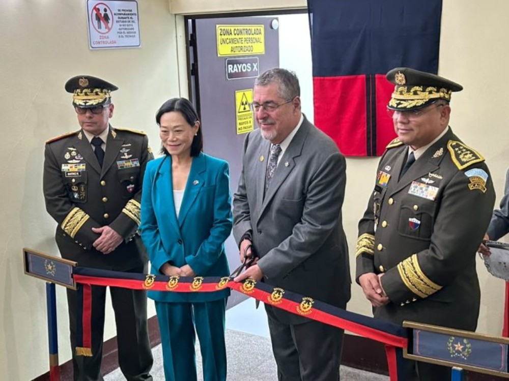 Presidente Bernardo Arévalo inaugura sala de radiología de la Escuela Politécnica