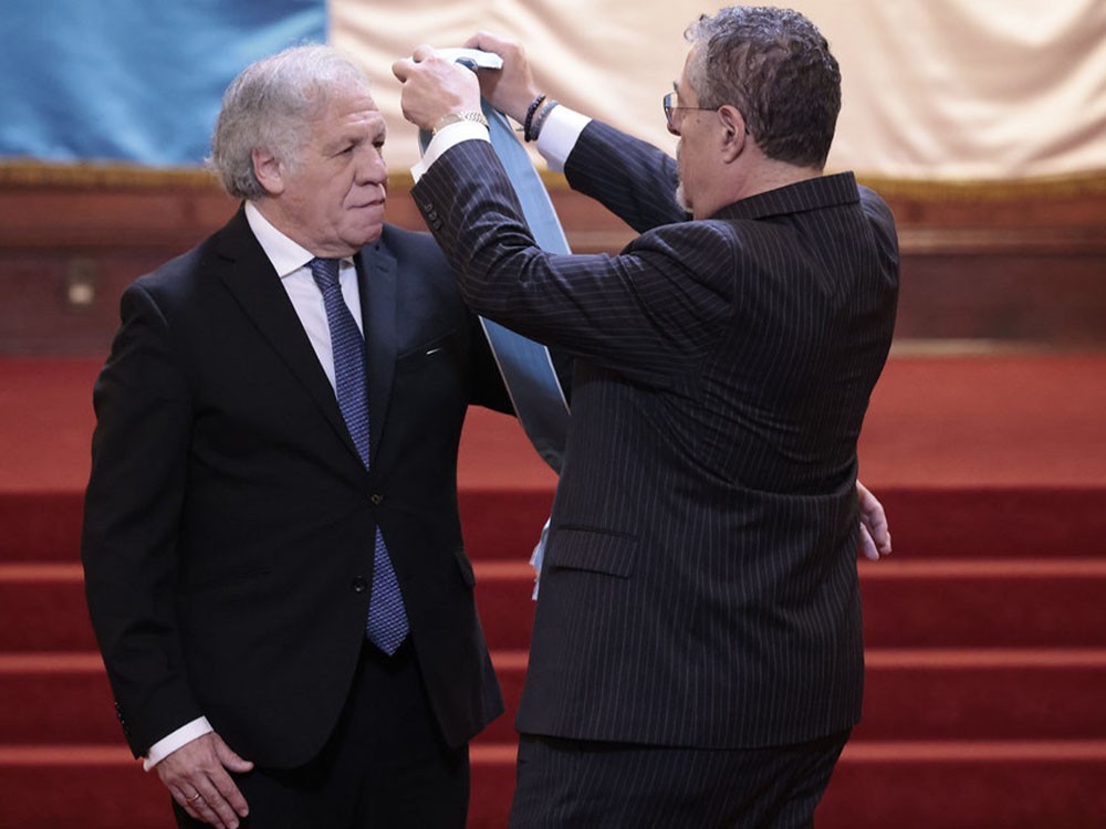 Presidente entrega la Orden del Quetzal a Luis Almagro, secretario general de la OEA