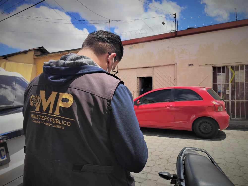 Primer robo del año en Xela afectó a una farmacia y una librería católica de la zona 1