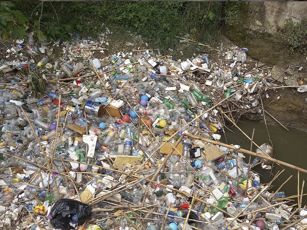 Proliferan desechos plásticos en basureros clandestinos