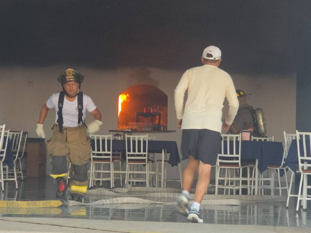 Pronta acción de Bomberos Voluntarios evita tragedia tras incendio en restaurante de Mazatenango