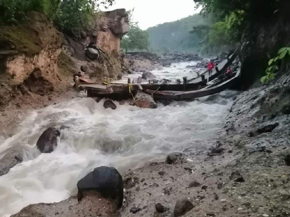 Puente colapsa en Santa Bárbara Suchitepéquez tras inicio de la temporada ciclónica en el departamento