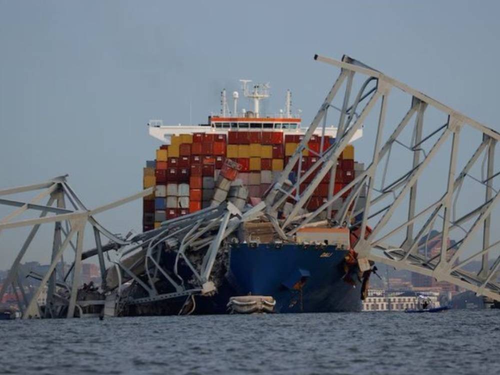 VIDEO: Puente colapsa tras ser impactado por un carguero 
