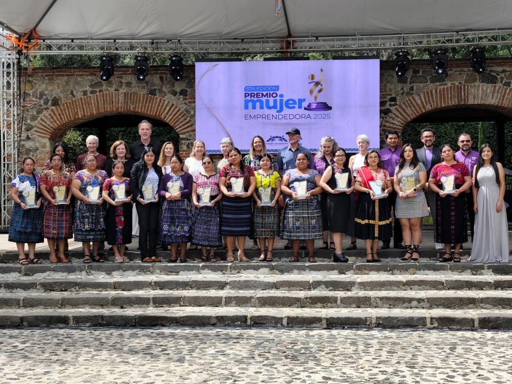 Puente de Amistad reconoce a 15 ganadoras del Premio Mujer Emprendedora 2025 en Antigua Guatemala