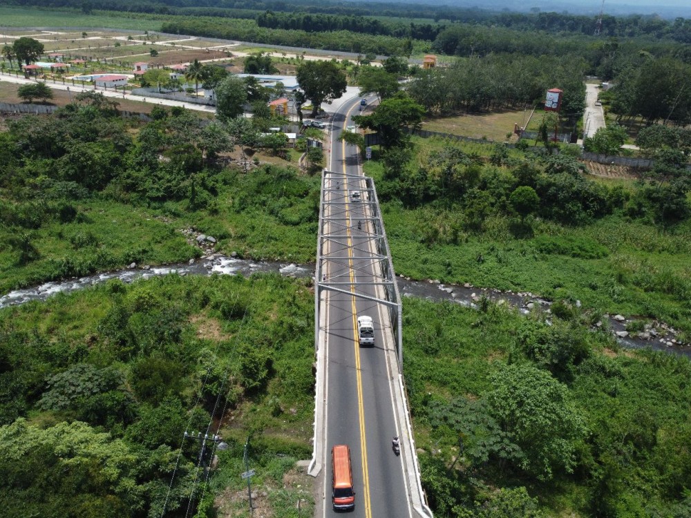 Puente del Río Ixtacapa sufrió daños por el accidente de ayer