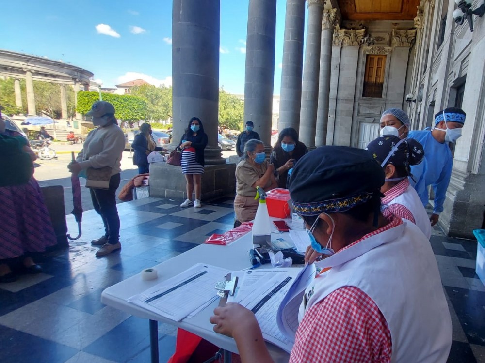 Puesto de vacunación móvil en la Muni de Xela funcionará hoy hasta las 17 horas