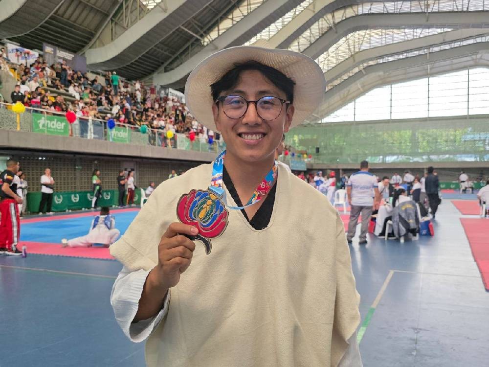 Quetzalteco gana oro y plata en evento de taekwondo en Colombia