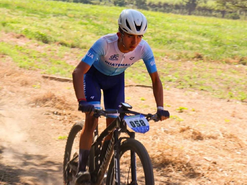 Quetzalteco gana plata centroamericana en ciclismo de montaña