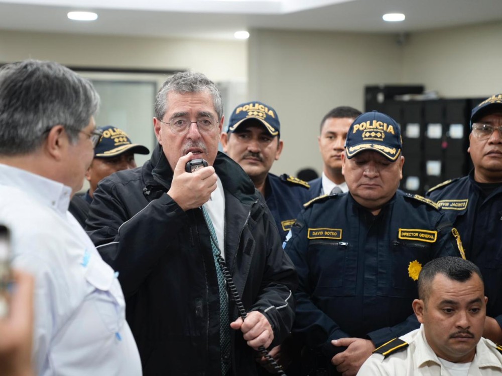 Radio en mano, presidente Arévalo ordena a la PNC despliegue total en fiestas de fin de año