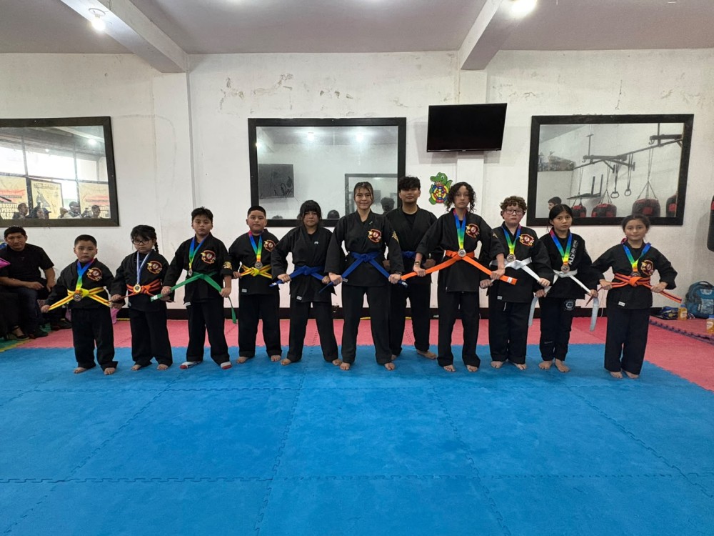 Realizan cambio de cinta y entregan medalla a la excelencia a atletas
