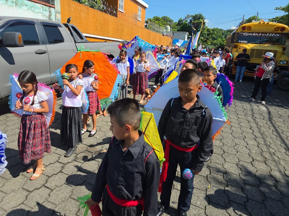 Realizan caminata cívica en Colonia Santa Marta de Mazatenango por inicio de actividades patrias