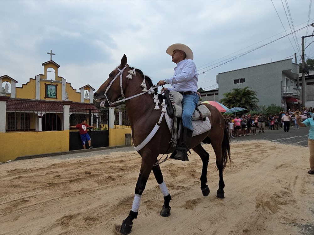 Realizan desfile hípico en aldea San José de San Francisco Zapotitlán