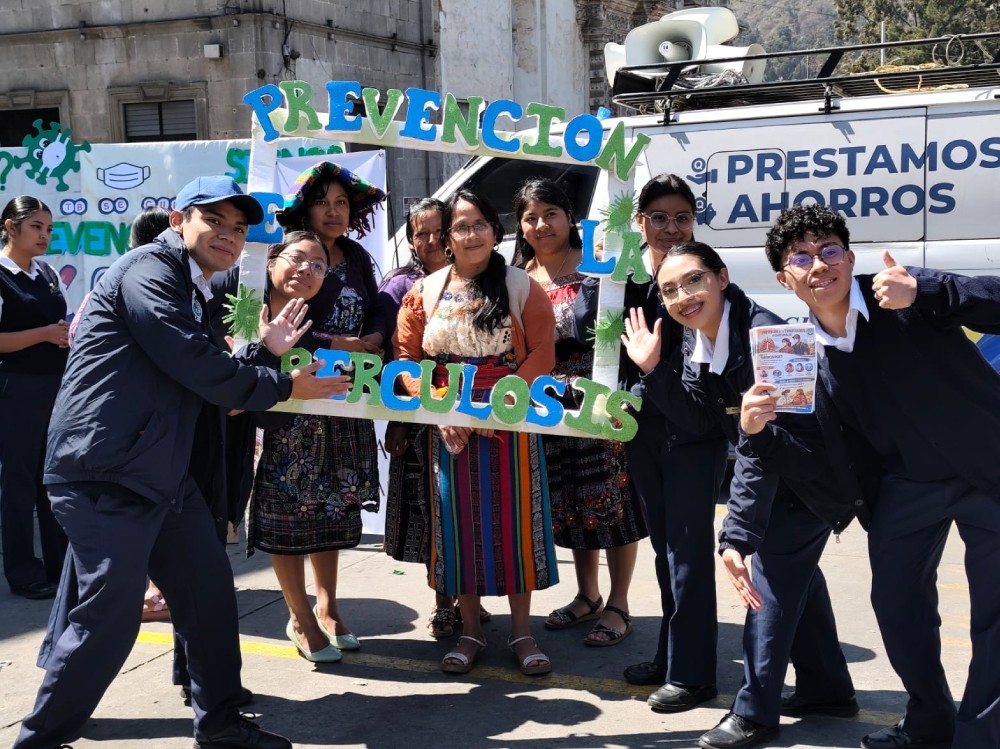 Realizan feria informativa por el Día Mundial de la Tuberculosis en Quetzaltenango