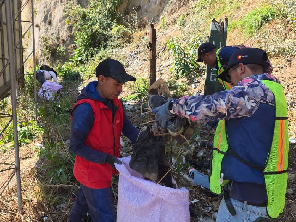 Realizan jornada de limpieza en orillas de carretera en San Pedro Sacatepéquez