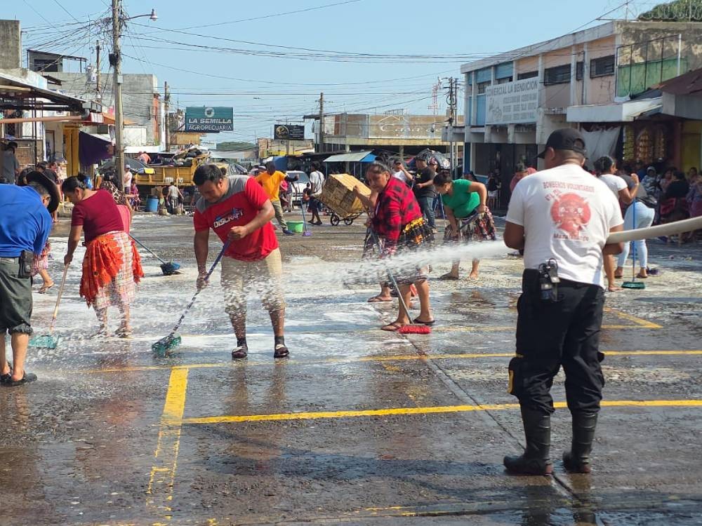 Realizan jornada de limpieza y lavado en la avenida Lincoln de Mazatenango