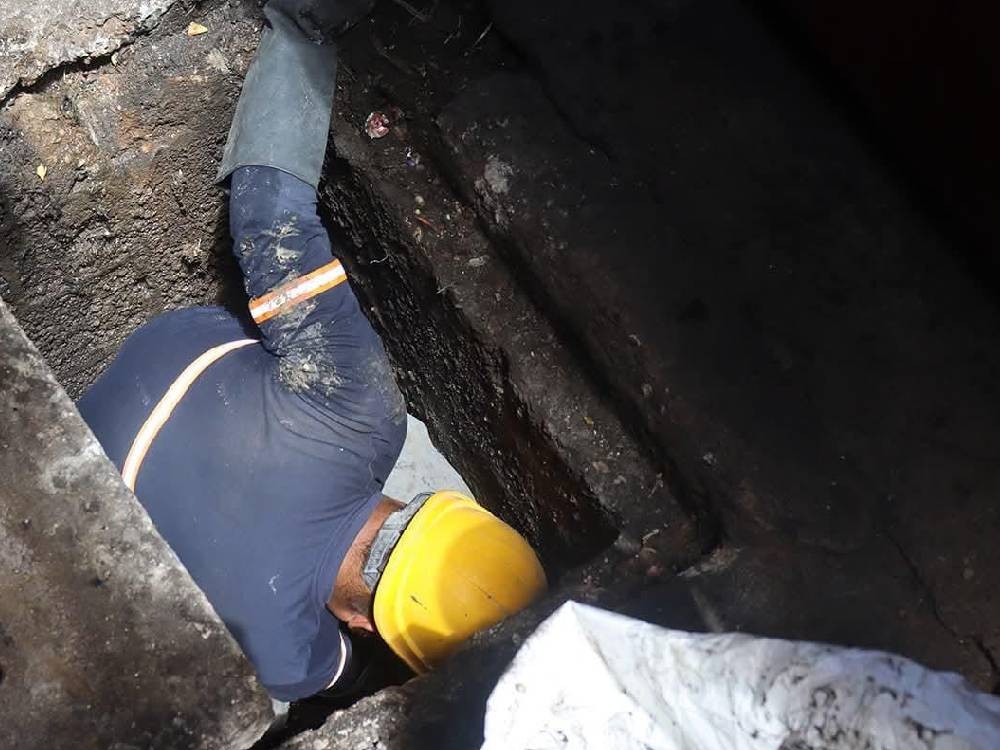 Realizan limpieza de drenajes en mercados de la zona 3