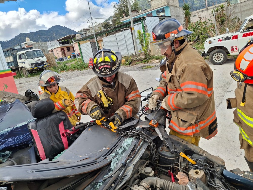 Realizan prácticas de rescate de personas atrapadas en vehículos