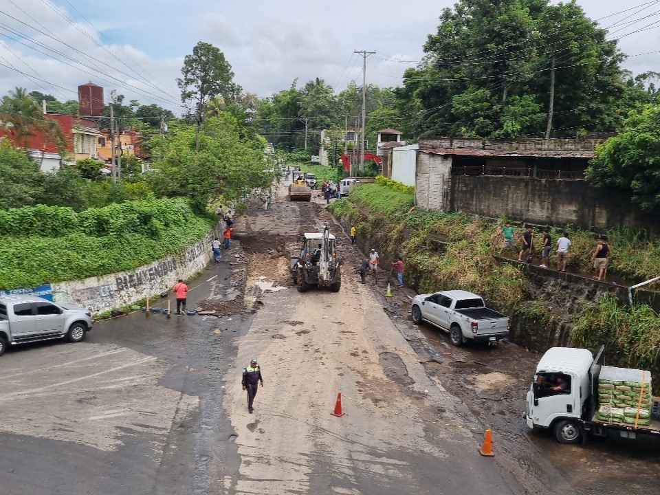 Realizan reparación de tramo carretero de Mazatenango hacia San Francisco Zapotitlán