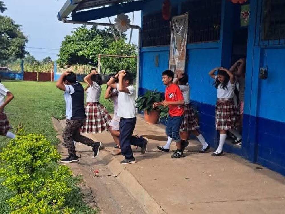 Realizan simulacro de evacuación en escuelas para estar preparados ante sismos