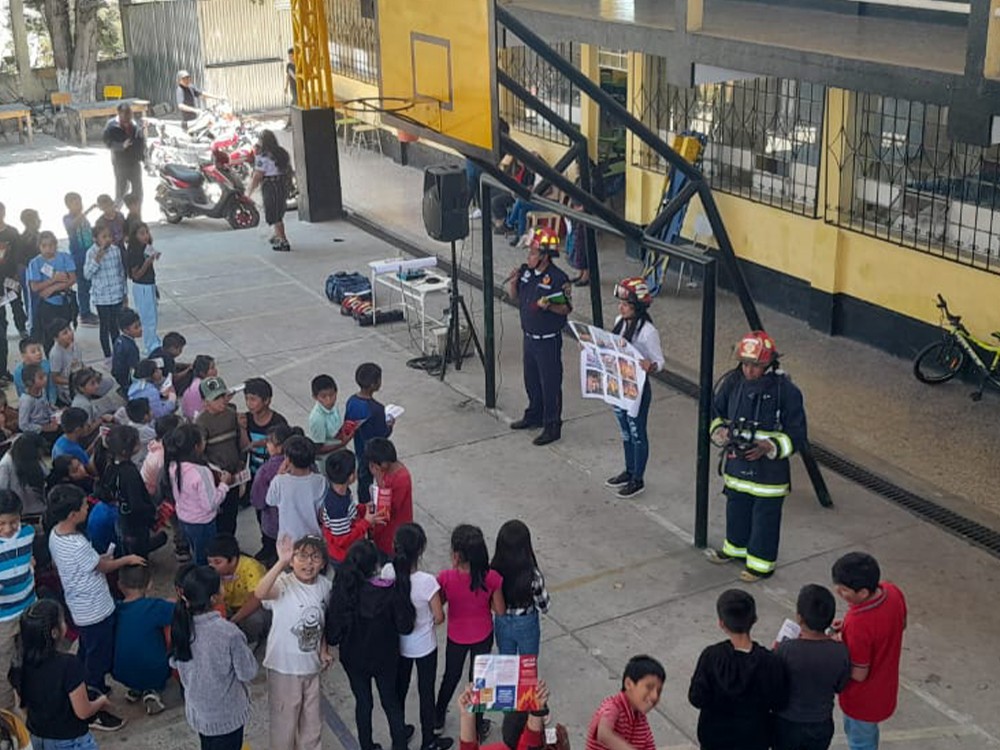 Estudiantes participan en simulacro de sismo 
