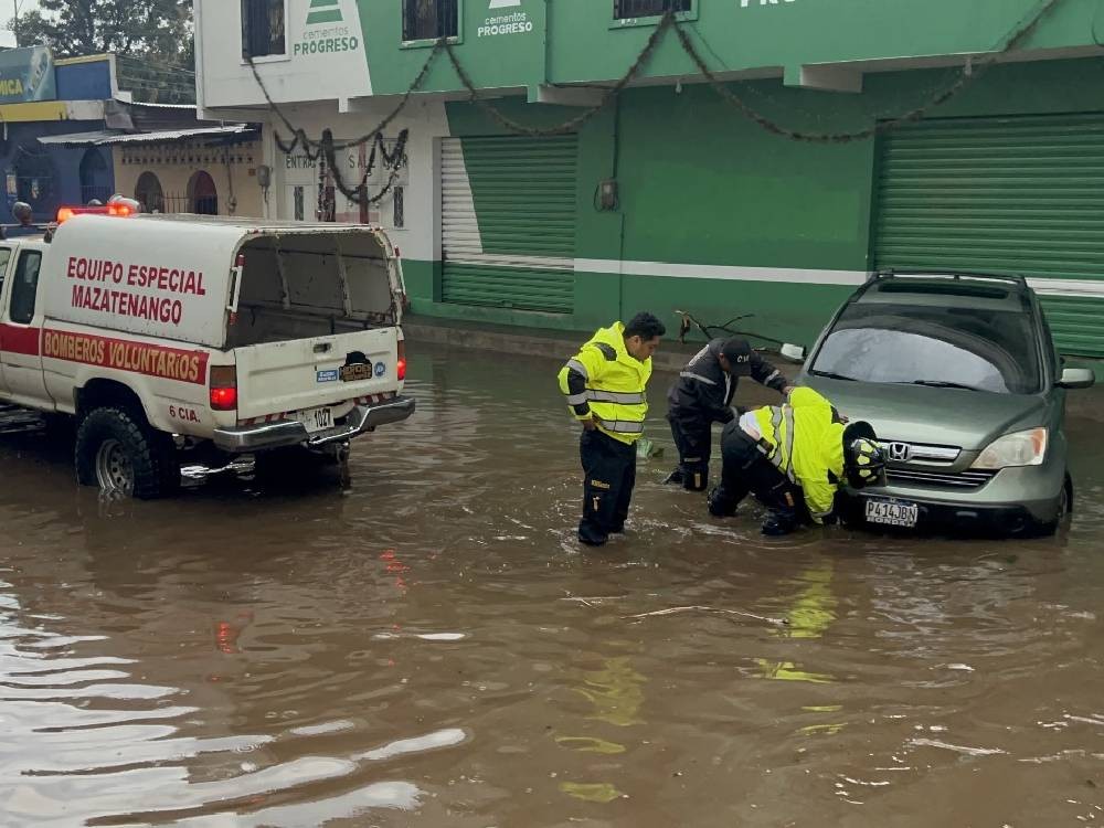 Recomiendan evitar atravesar calles inundadas