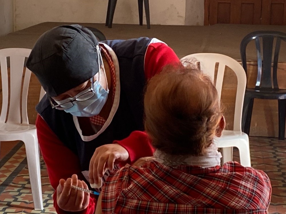 Recomiendan vacunarse para evitar síntomas graves de Coronavirus 