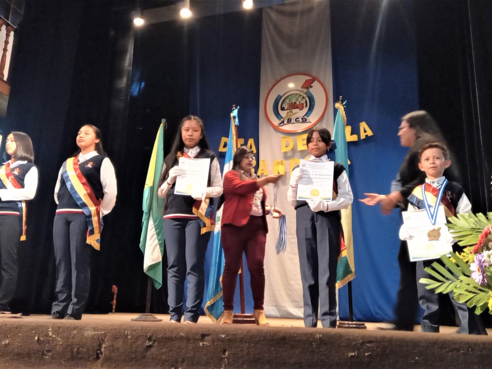 Reconocen a 100 estudiantes en Huehuetenango