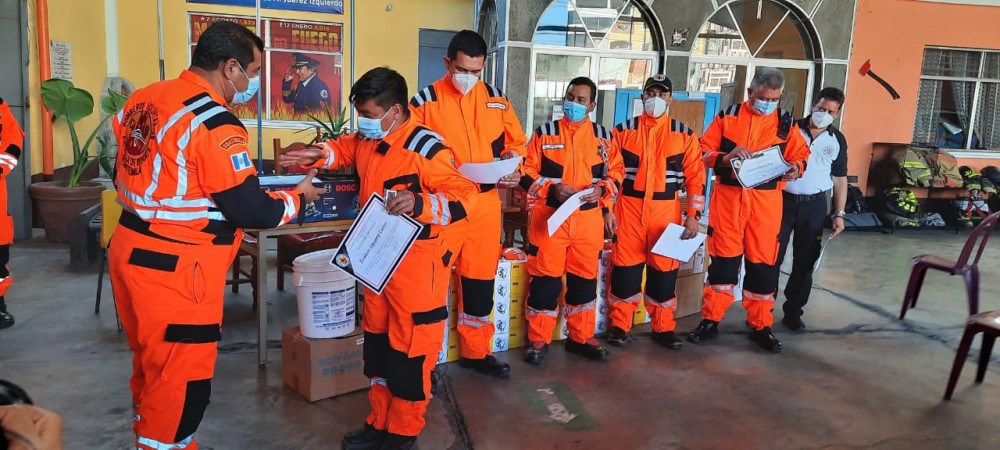 Reconocen a bomberos por su ardua labor durante las tormentas Eta e Iota