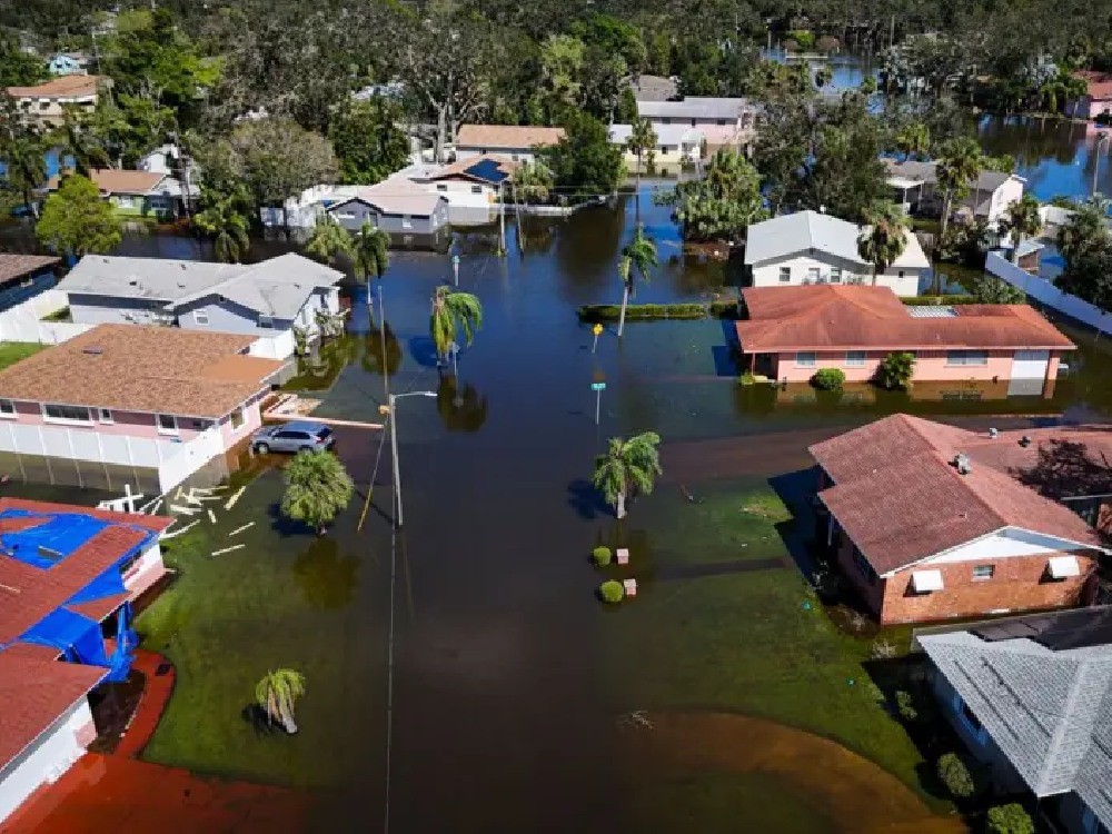 Recuento de daños tras el paso del huracán Milton por Florida: miles de evacuados, al menos 16 fallecidos y millones afectados por falta de electricidad 