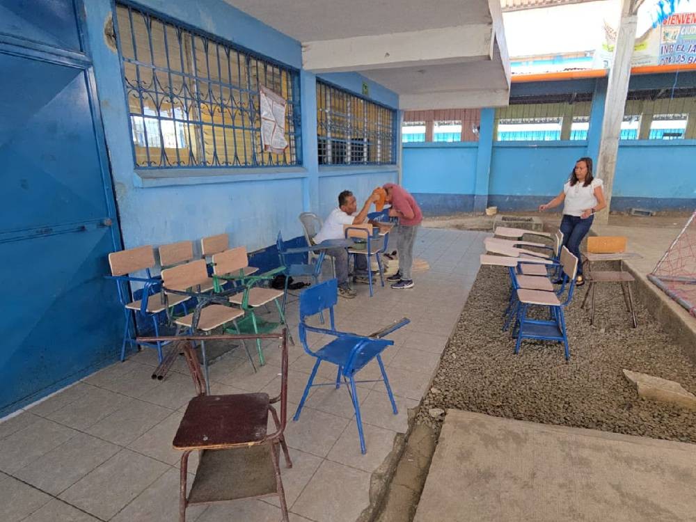 Recuperan 100 escritorios, que estaban en mal estado, en escuela de Coatepeque