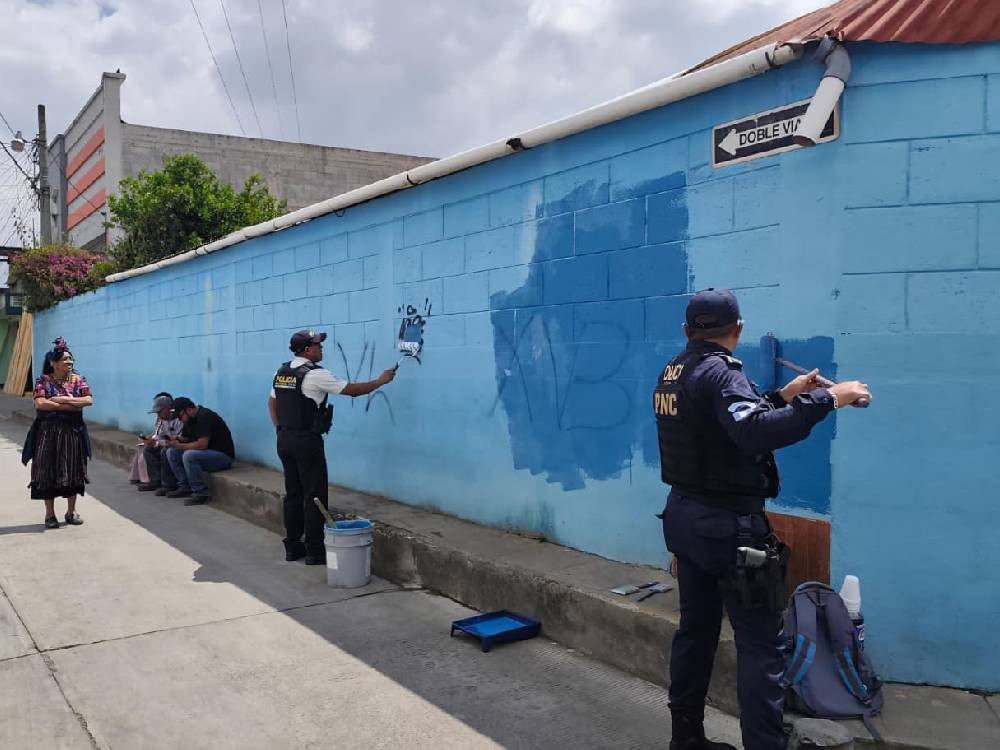 Recuperan espacios públicos en San Juan Ostuncalco y eliminan grafitis vinculados a maras