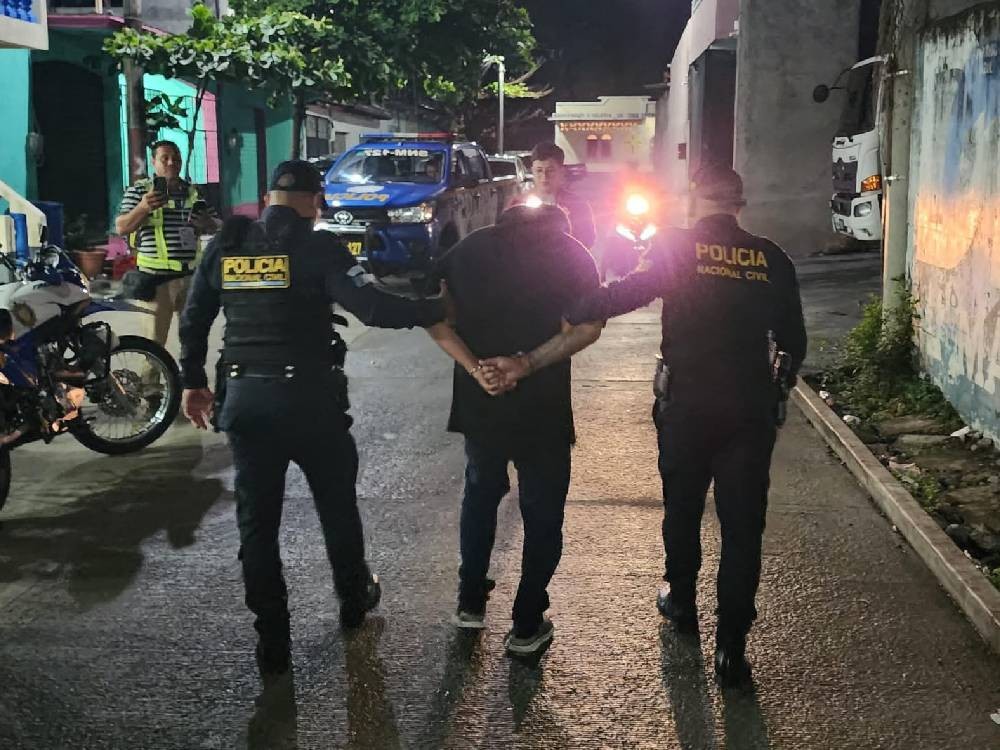 Recuperan moto hurtada y capturan a hombre, quien portaba un arma de fuego ilegalmente