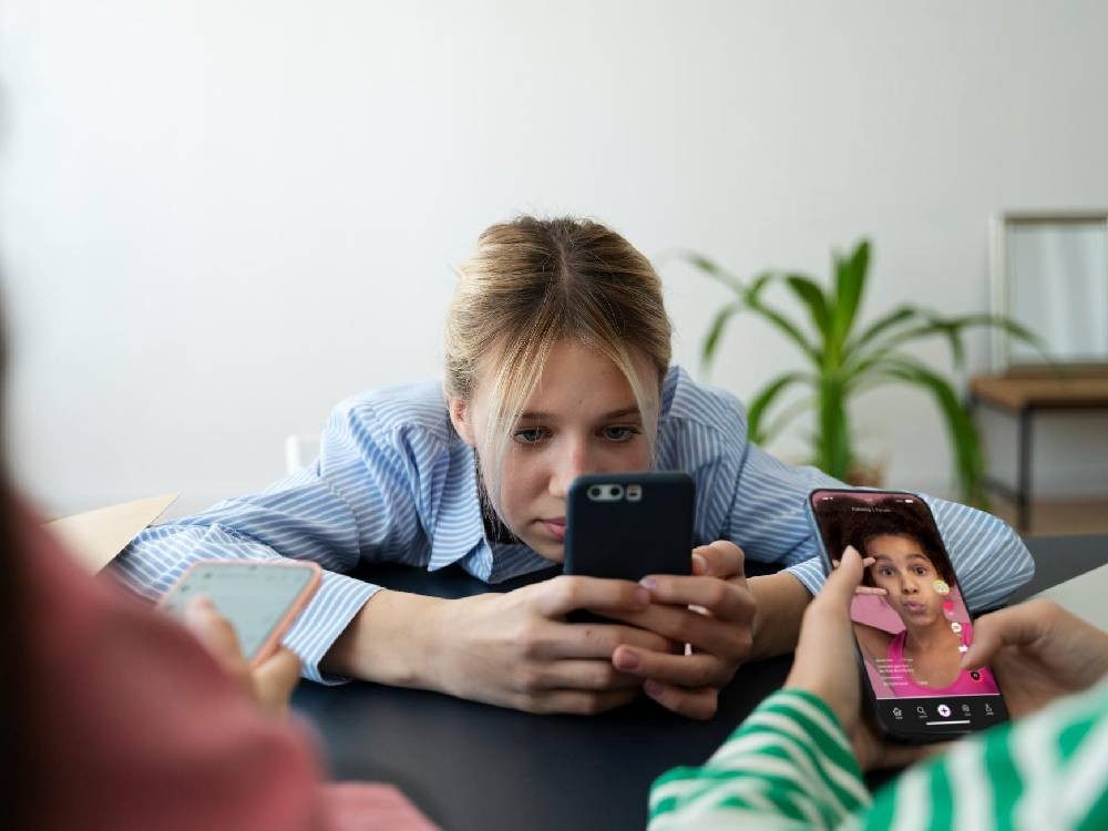 Redes sociales y salud mental juvenil: El debate global y local