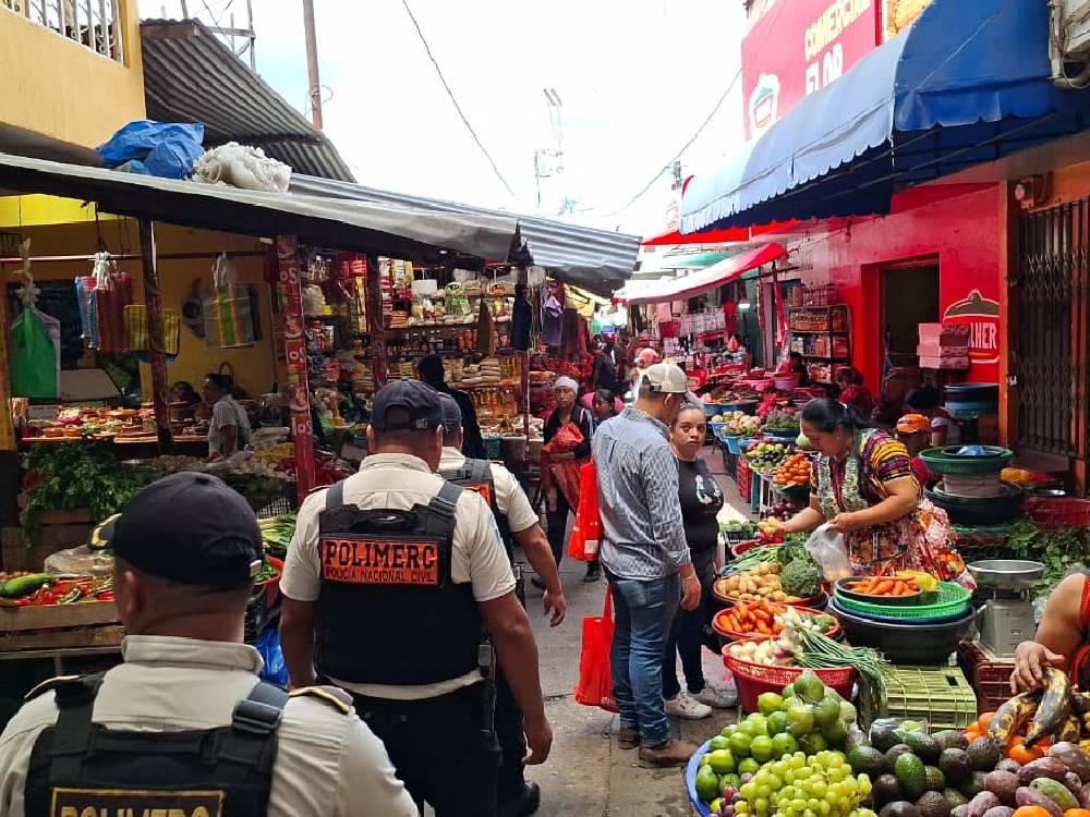 Refuerzan la seguridad en los mercados La Democracia y la Terminal de la zona 3 de Xela