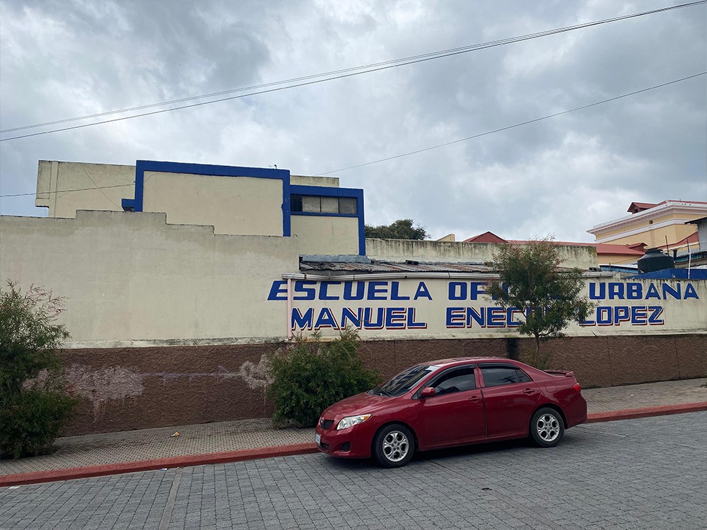Refuerzan muro perimetral en la Escuela Manuel Enecón López 
