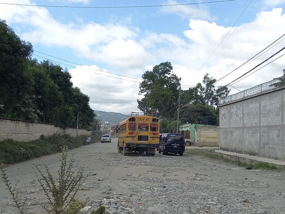 Rellenan con ripio los baches que complican el paso vehicular en zona 8 de Huehuetenango